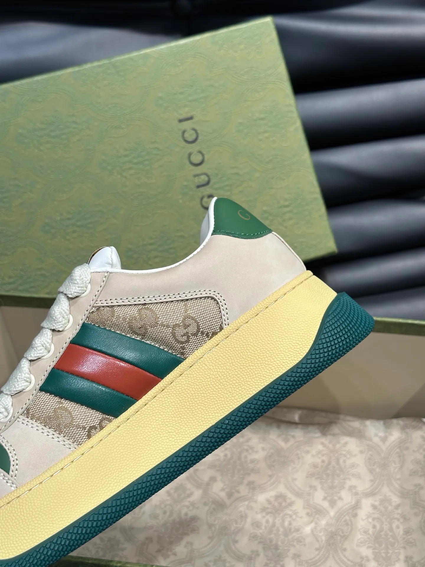 Men's men's shoes 💰p500 "GUCC*" Screener series 👫 Couple style GG thick-soled sneakers, the Screener series is inspired by the classic sneakers of the 1970s, cleverly incorporating the retro Gucci logo, two-color waterproof platform soles, and 5CM thick soles to enhance the aura, conveying the new design concept that a single product should be permanently accompanied by the passage of time, creating a retro distressed effect, decorated with metallic double G oval enamel details! High-quality, versatile classic items, highly recommended. Size female 35-39, male 38-44